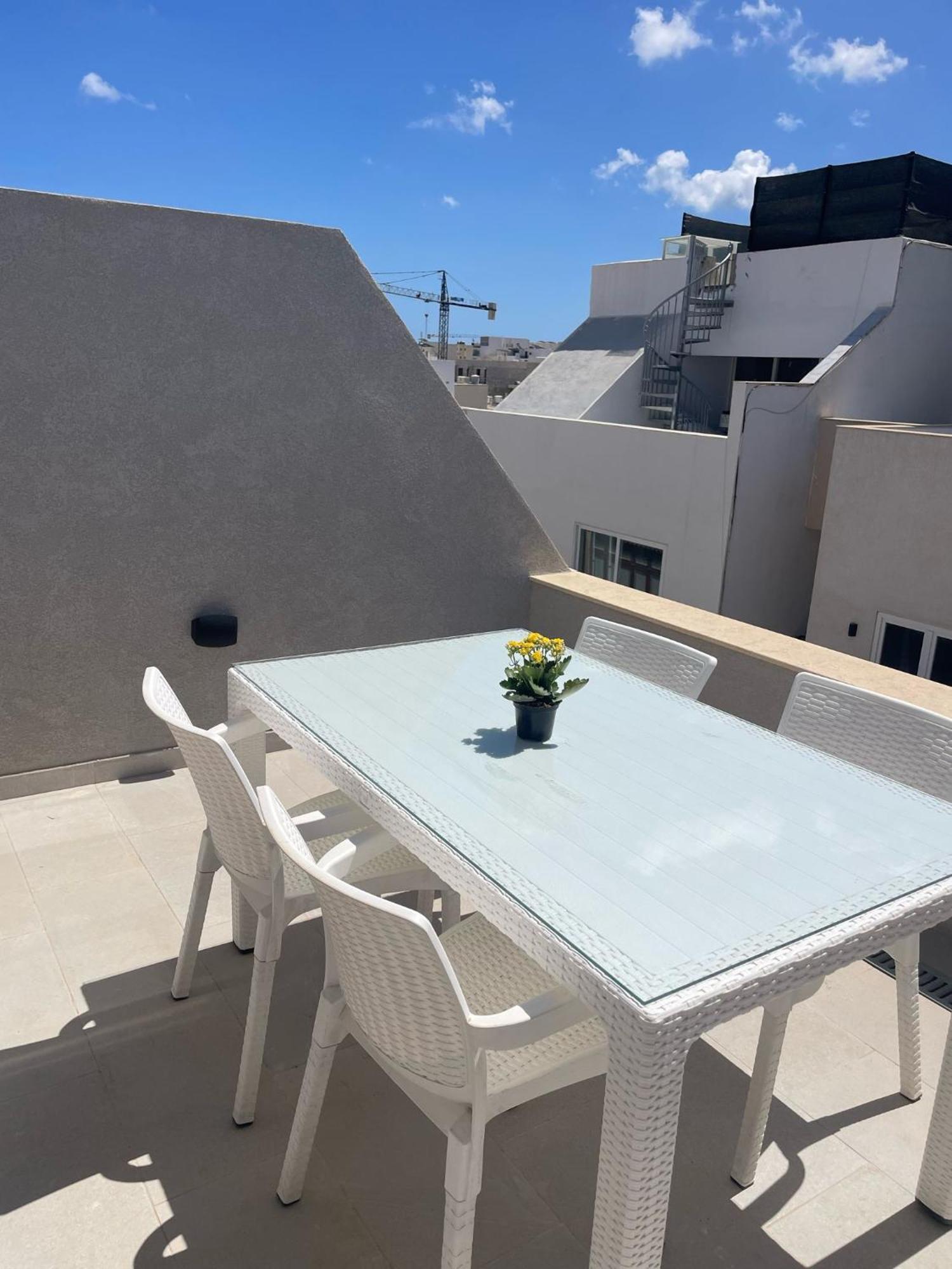 Lovely Three Bedroom Penthouse * San Ġwann